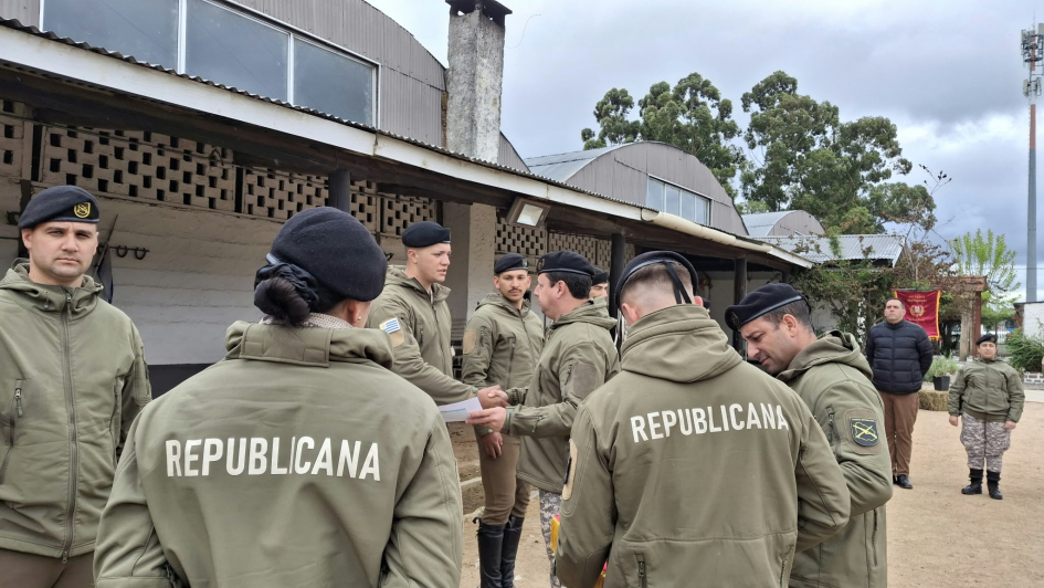 Entrega de certificados a cursantes Autoridades de la Guardia Republicana felicitan y entregan certificados a los cursantes