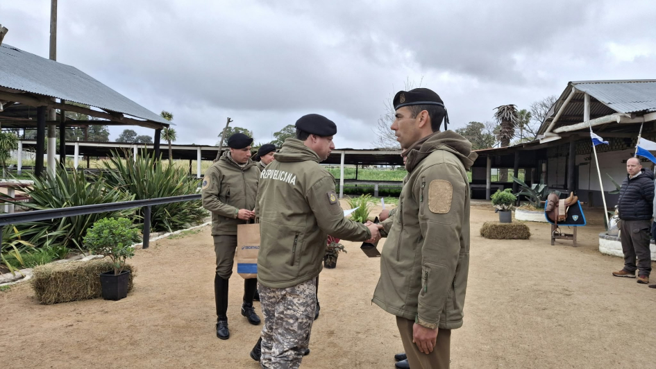 Reconocimiento a policías destacados Autoridades de la Guardia Republicana entregan reconocimientos al personal destacado