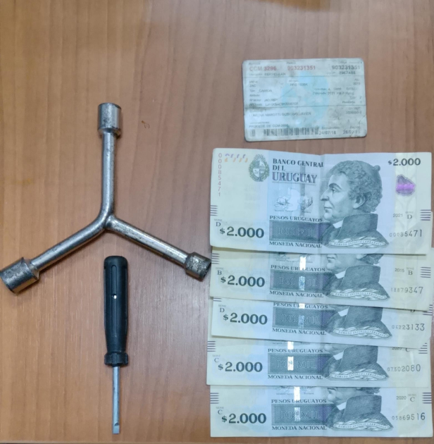Billetes, documentos y herramientas incautadas