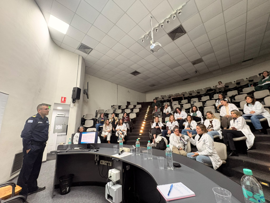 Uno de los disertantes expone sus apreciaciones frente al público