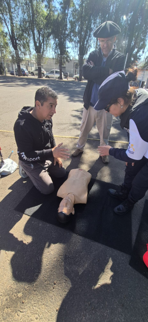 Policía con maniqui practicando RCP Policía con maniqui practicando RCP