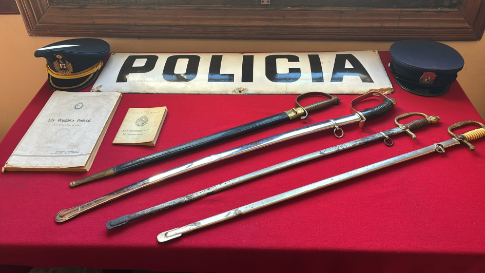 Jefatura de Policía de Colonia Espadas y gorros de la Policia