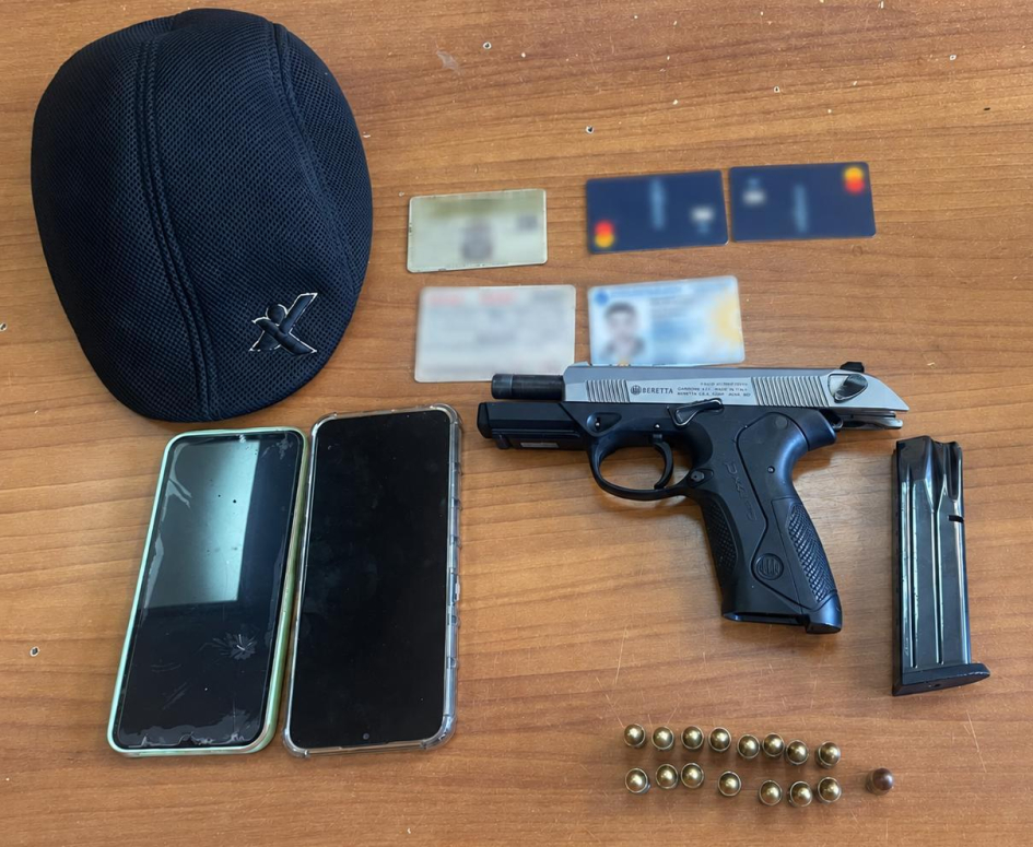Arma, documentos, celulares