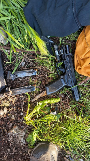 Arma tirada en el suelo