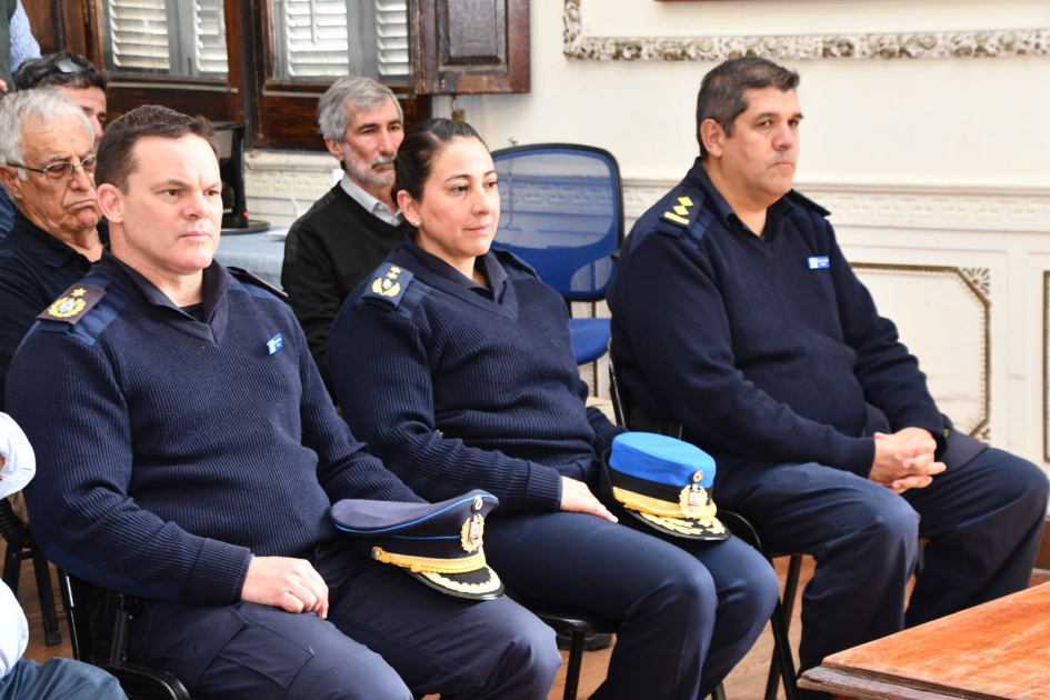 Autoridades de la Jefatura de Policía de Soriano durante la entrega de los nuevos móviles.