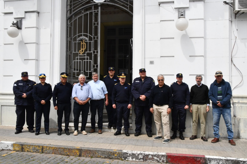 Autoridades presentes en la entrega de tres móviles policiales para el interior de Soriano.