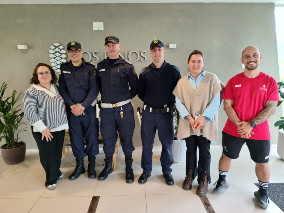 Instructores de Policía de Tránsito imparten educación vial en la Fundación Los Pinos Parte de los integrantes de la Fundación Los Pinos con policías de tránsito