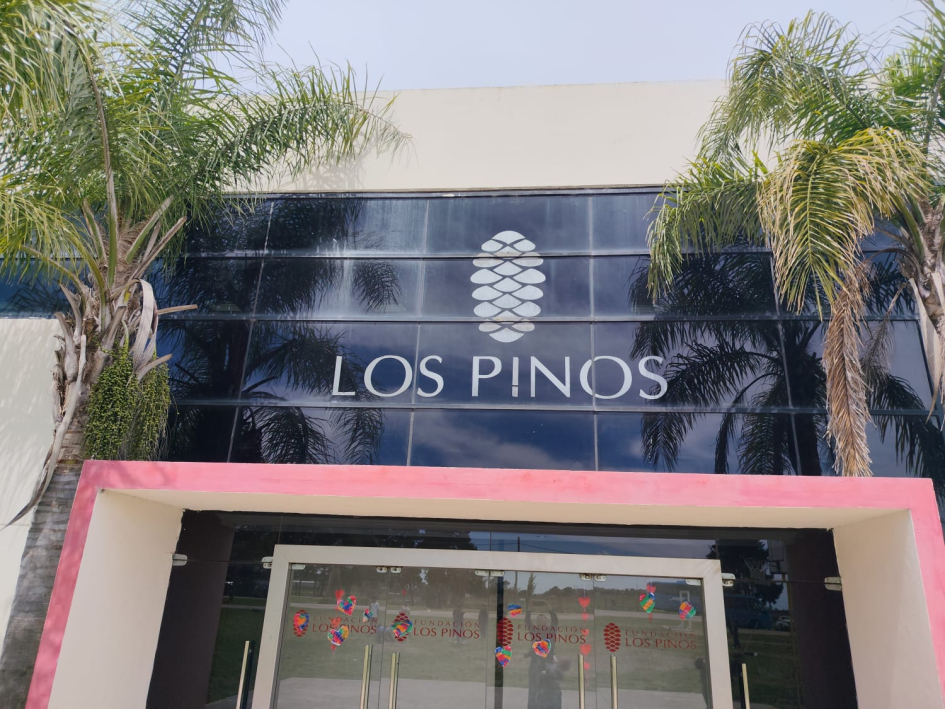 Instructores de Policía de Tránsito imparten educación vial en la Fundación Los Pinos Fachada de la Fundación Los Pinos