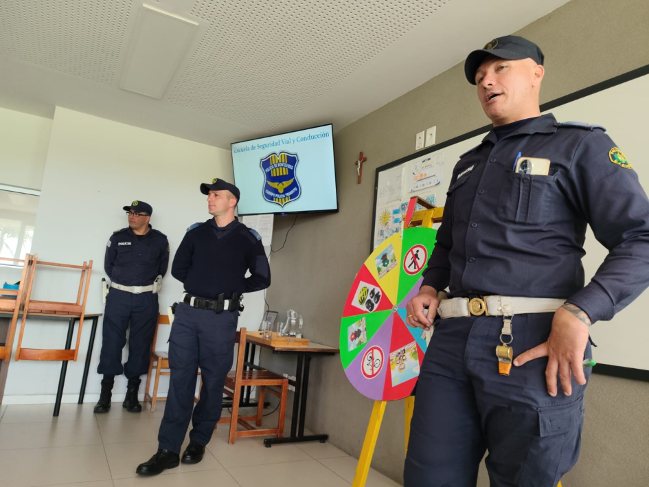 Instructores de Policía de Tránsito imparten educación vial en la Fundación Los Pinos Policías parados instruyendo a los niños sobre seguridad vial