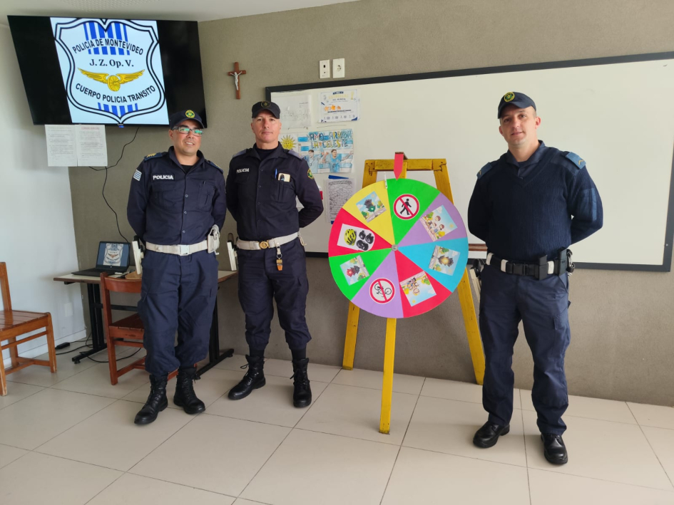 Instructores de Policía de Tránsito imparten educación vial en la Fundación Los Pinos Policías instruyen a niños con recursos lúdicos propios