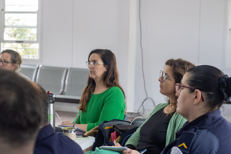 Personas en reunión
