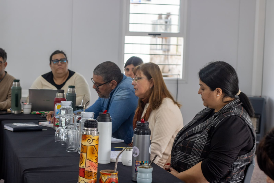 Varios asistentes a la reunión de seguimiento con instituciones educativas de la zona