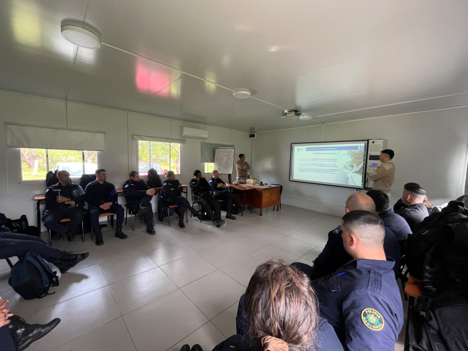 Funcionarios policiales siendo capacitados Funcionarios policiales participaron en un curso de manejo defensivo y seguridad vial
