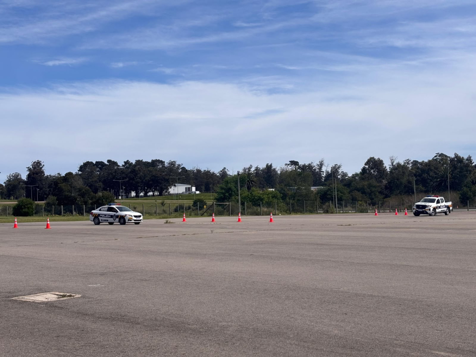 Funcionarios policiales siendo capacitados Funcionarios policiales participaron en un curso de manejo defensivo y seguridad vial