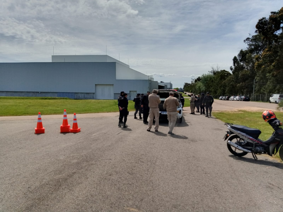 Funcionarios policiales siendo capacitados Funcionarios policiales participaron en un curso de manejo defensivo y seguridad vial
