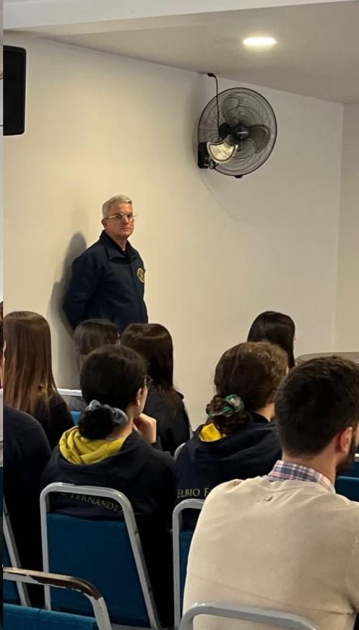 Policía de Montevideo realizó charlas de prevención de violencia doméstica y de género en el Liceo E Alumnos del Elbio Fernández reciben información sobre violencia doméstica