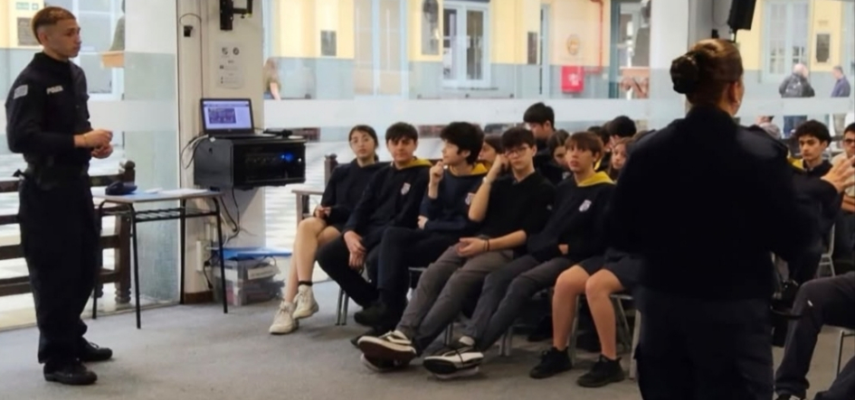 Policía de Montevideo realizó charlas de prevención de violencia doméstica y de género en el Liceo E Policía en el Elbio Fernández brinda charla a adolescentes