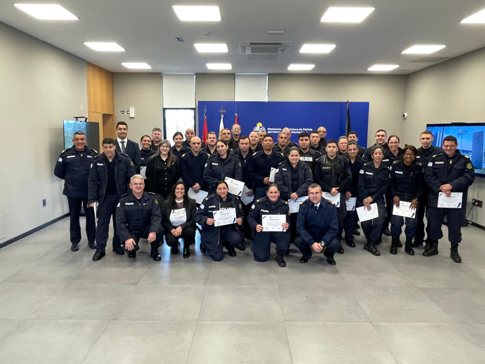 Jefatura de Montevideo capacita a 43 policías para fortalecer las comunicaciones judiciales Policías certificados con autoridades de la Jefatura de Policiía