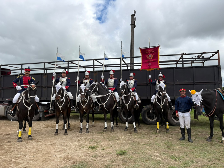 Formación de Guardia de Coraceros de Gala Guardia de coraceros montados en equinos con traje de gala y banderín