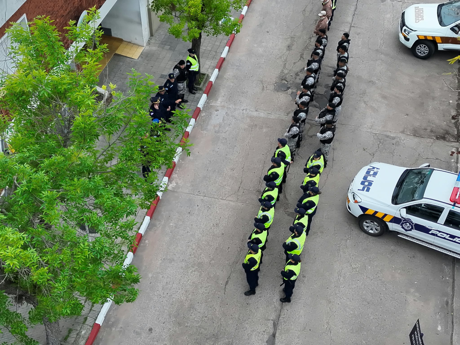 Efectivos policiales formados en la vía pública antes del despliegue operativo en Dolores.
