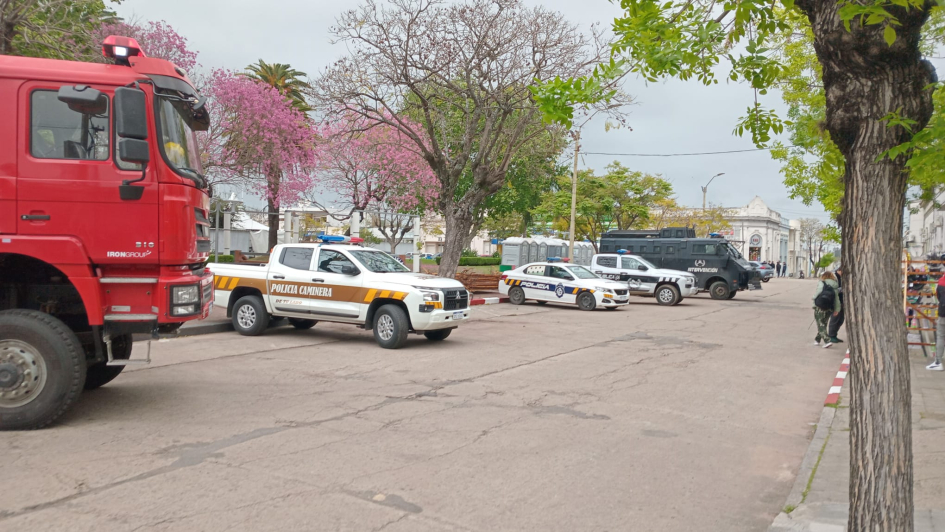 Efectivos y vehículos de distintas unidades policiales y Bomberos durante el operativo.