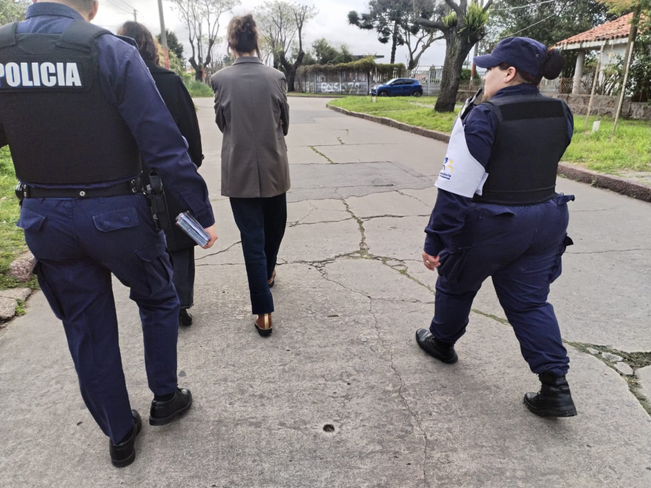 La Policía Comunitaria recorre centros educativos y espacios del Cerro Policías recorren el barrio