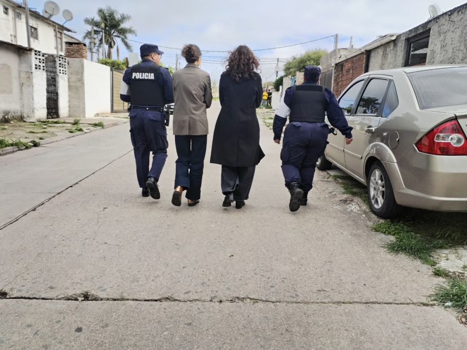 La Policía Comunitaria recorre centros educativos y espacios del Cerro Se reparte folletería explicativa del programa, etc.