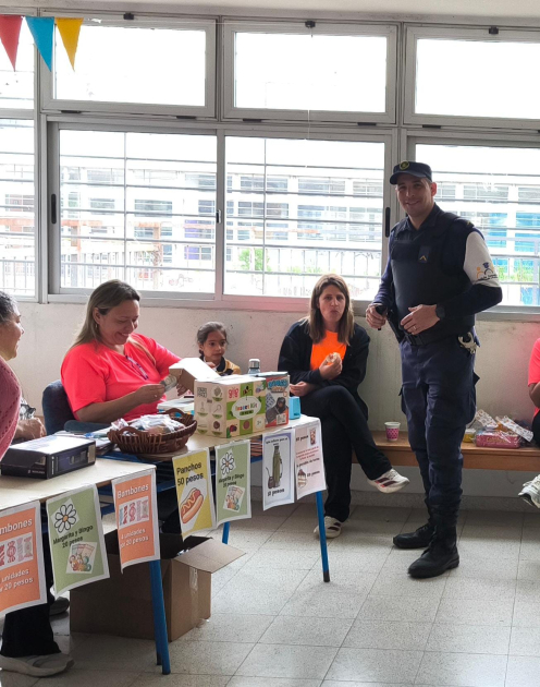 Policía brinda apoyo preventivo durante un festival escolar en Piedras Blancas Integración