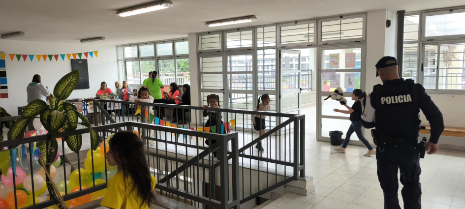 Policía brinda apoyo preventivo durante un festival escolar en Piedras Blancas Integración entre niños y Policía