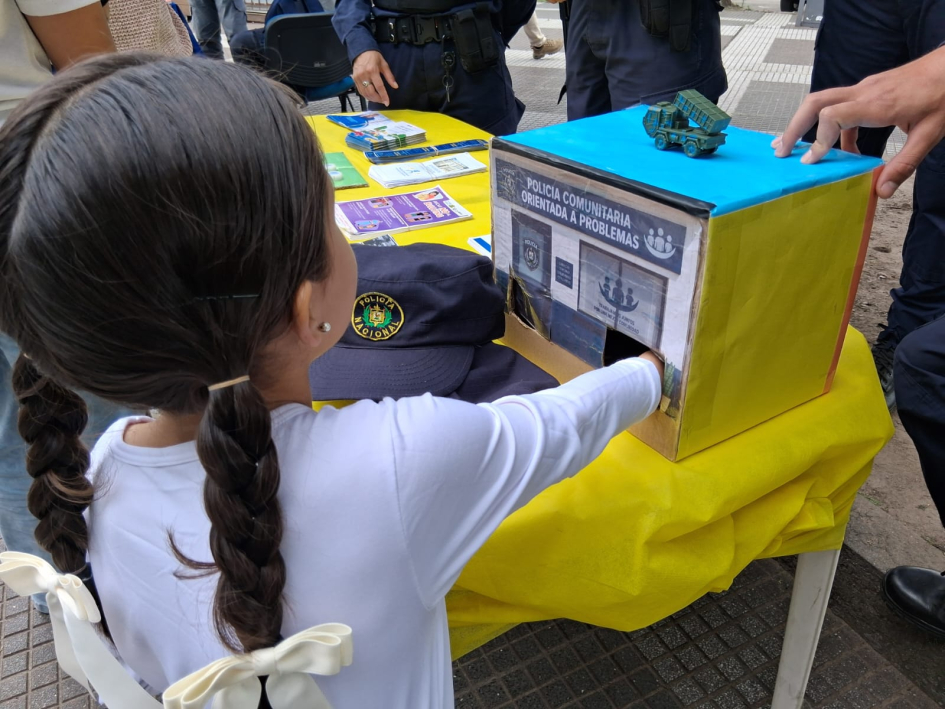Niña visitando el stand Niña visitando el stand