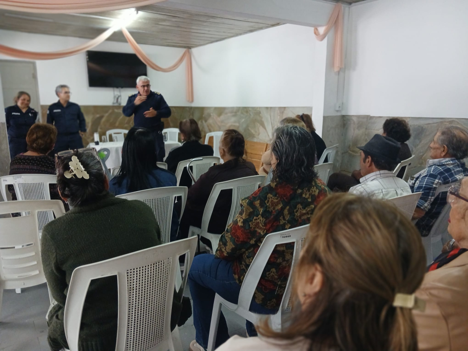 Policías dictando el taller Policías dictando el taller