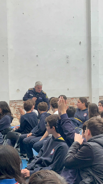 La Policía continúa las charlas de prevención con estudiantes del liceo Elbio Fernández Adolescentes intercambian ideas con la Policía