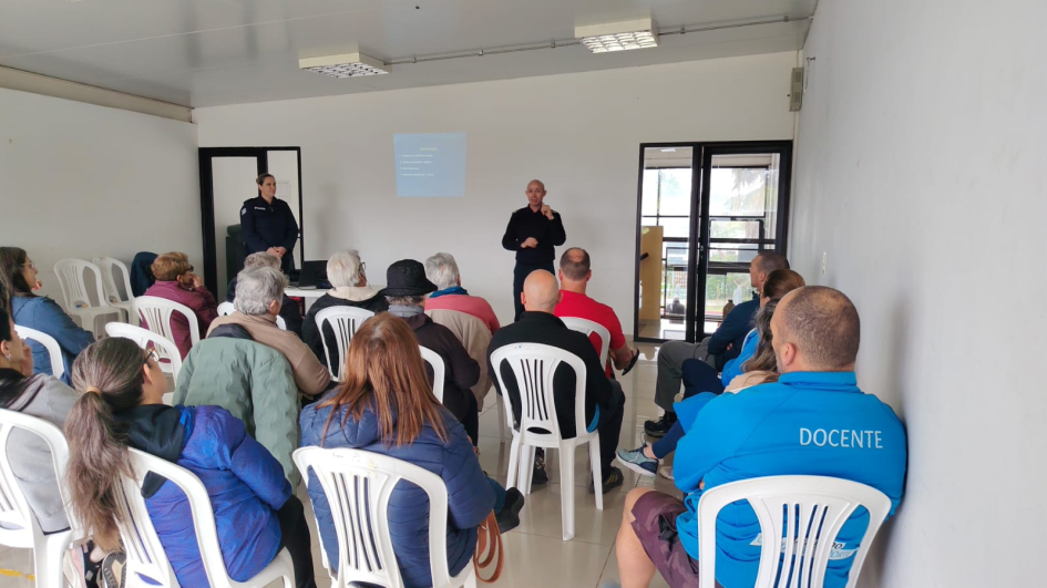 Charla en Polideportivo Cerro Pelado Charla en Polideportivo Cerro Pelado