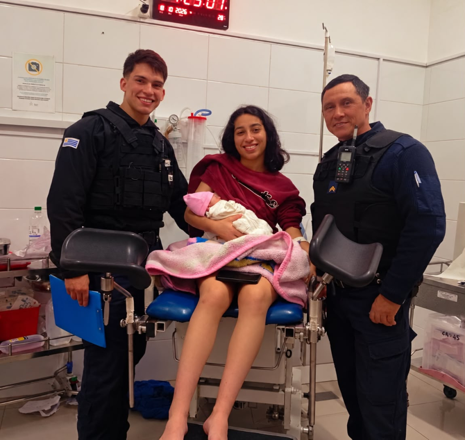 Policías asisten el nacimiento de una niña en una vivienda de Montevideo Policías con la madre y el recién nacido, ambos están bien en el centro hospitalario