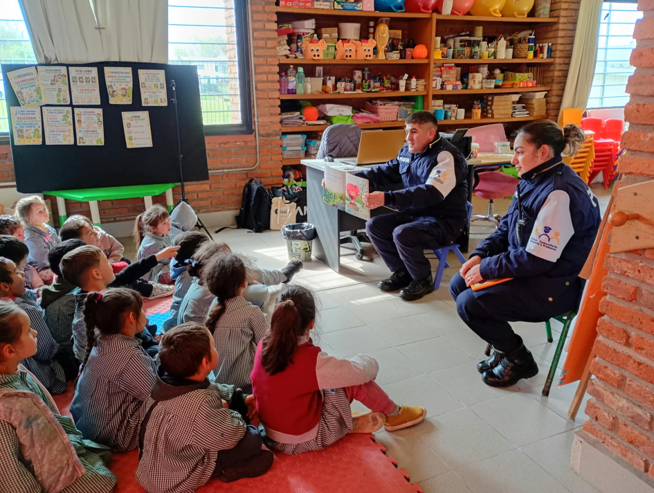 Policía intercambiando con niños y niñas Policía intercambiando con niños y niñas