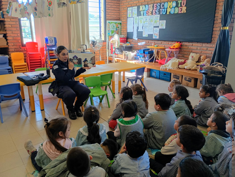 Policía intercambiando con niños y niñas Policía intercambiando con niños y niñas
