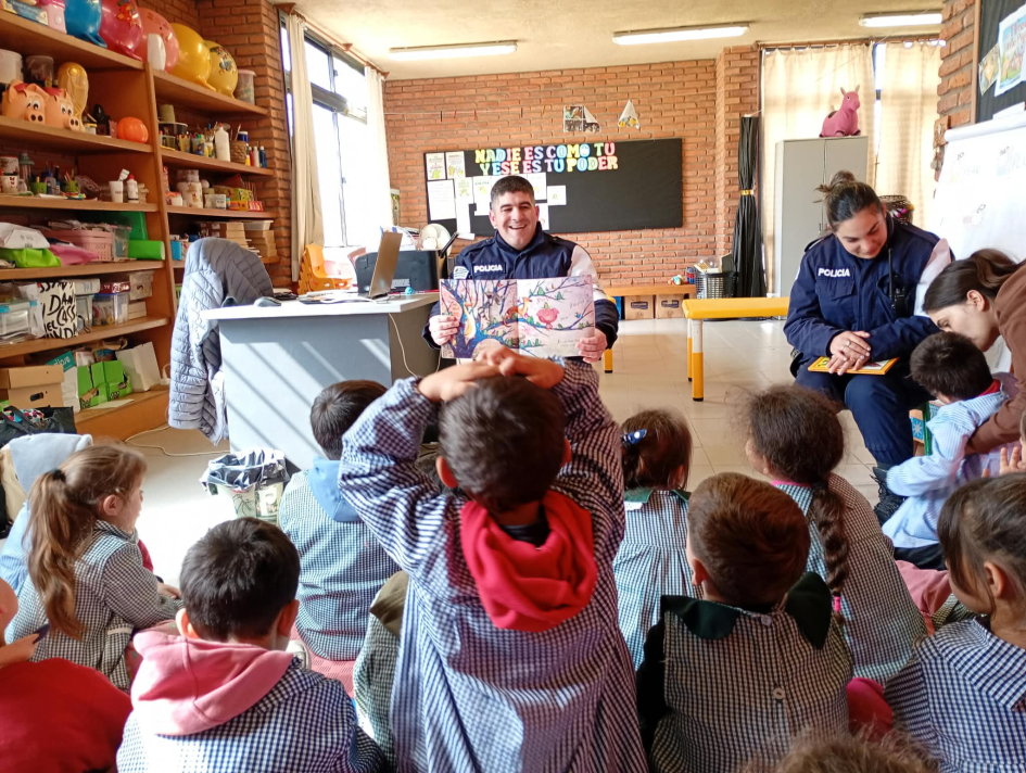 Policía intercambiando con niños y niñas Policía intercambiando con niños y niñas