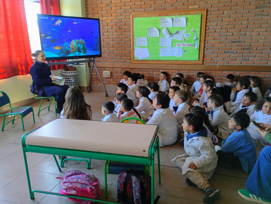 Policía intercambiando con niños y niñas Policía intercambiando con niños y niñas