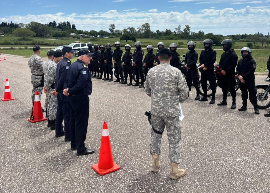 Oficiales frente a formación de policías motorizados durante una jornada de instrucción