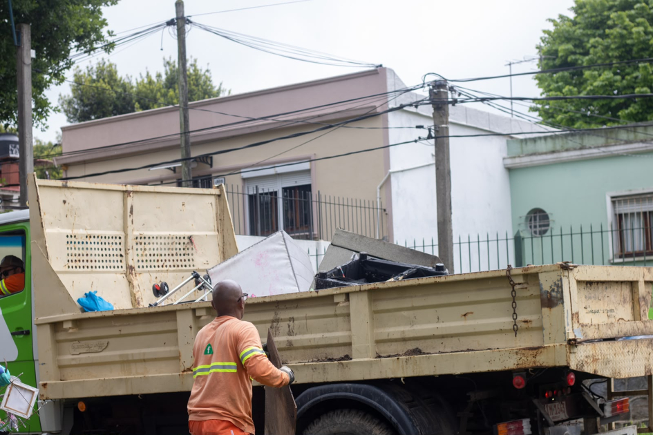 Tareas de limpieza por Municipio F Funcionario cargando un camión