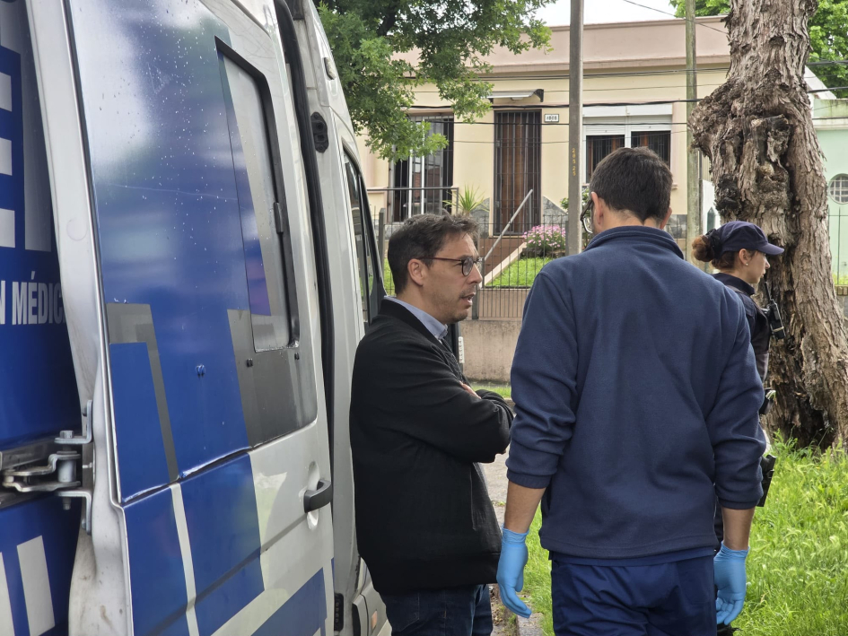 Director de Convivencia y Seguridad Ciudadana, Licenciado Víctor Abal presente en la jornada Personas conversando junto a un móvil de Same - Asse