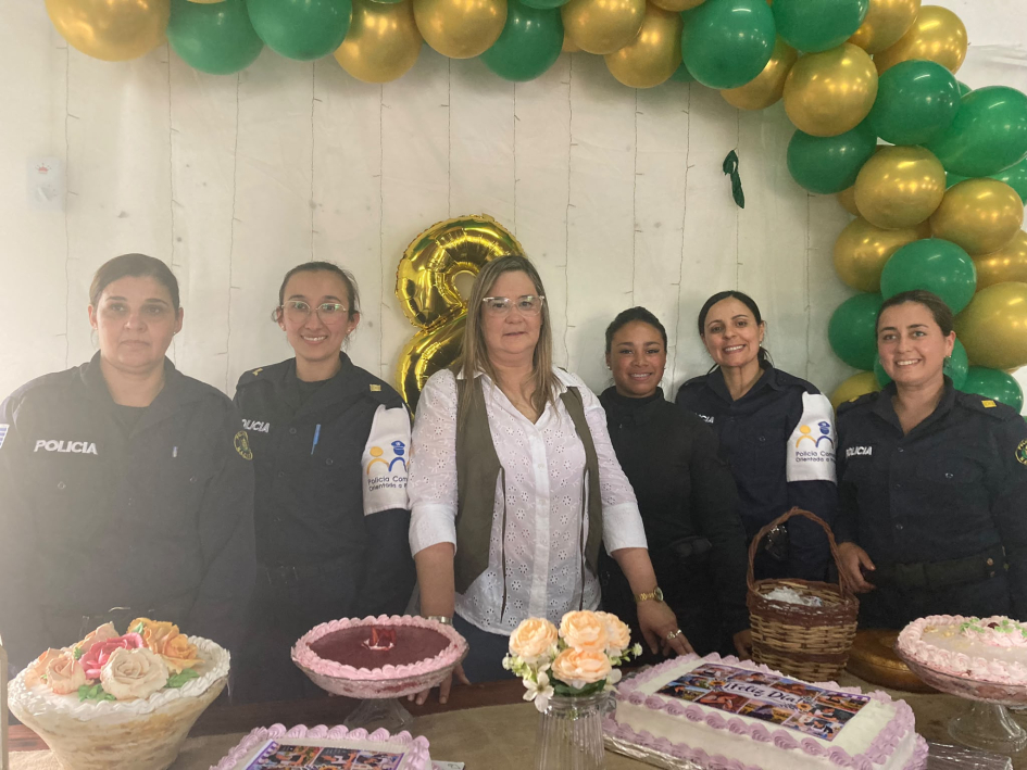 Funcionarias policiales junto a la Alcadesa de Mataojo, María Rosita Moreno Funcionarias Policiales que participaron del encuentro, junto a la Alcaldesa