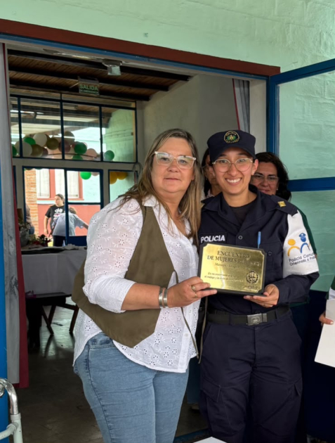 Alcaldesa de Mataojo con la Encargada de la oficina de Policia Comunitaria Entrega de reconocimento de la Alcaldesa a la Encargada oficina de Policia Comunitaria