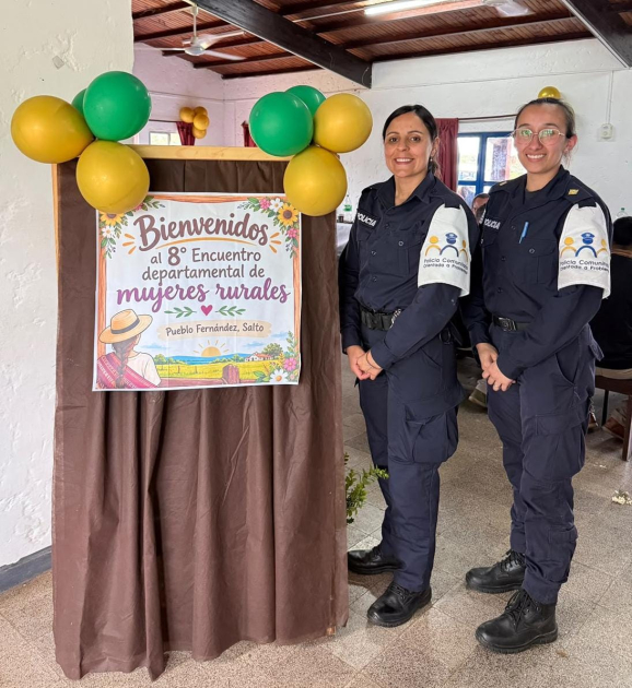 Encargada y una policía de la Oficina de Policía Comunitaria Orientada a Problemas Funcionarias de Policía Comunitaria Orientada a Problemas