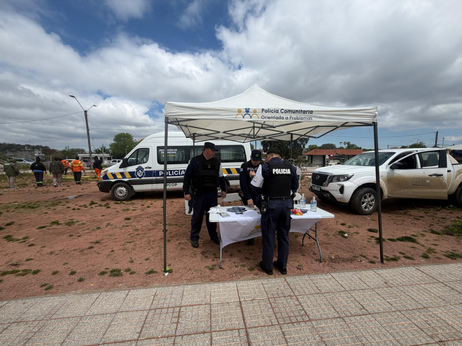 Policía Comunitaria acerca información preventiva a estudiantes y docentes en Casavalle Stand de Policía con material de información