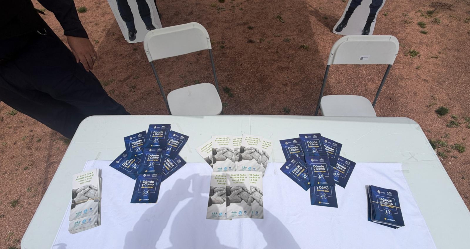 Policía Comunitaria acerca información preventiva a estudiantes y docentes en Casavalle Mesa con folletería