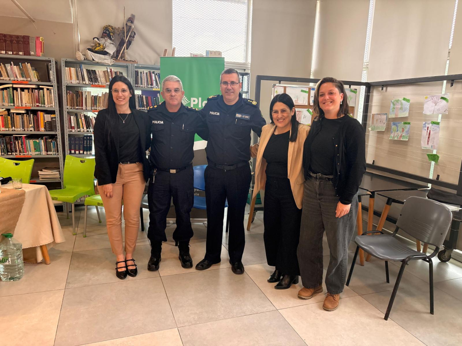 La Policía participa en jornada sobre violencia sexual hacia niños, niñas y adolescentes Disertantes parados posan en una foto al finalizar la reunión