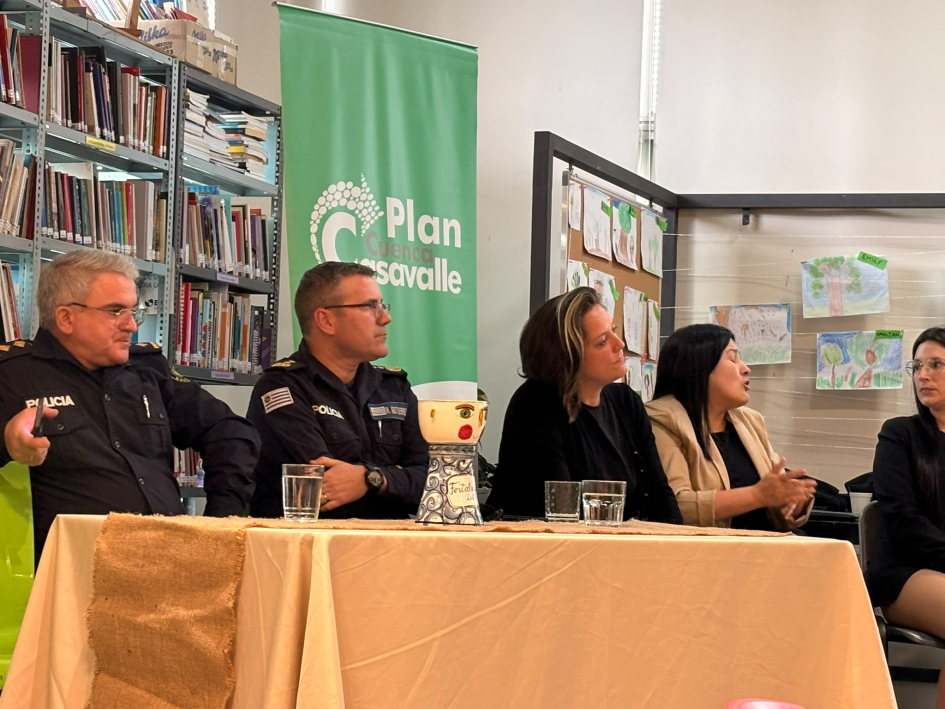 La Policía participa en jornada sobre violencia sexual hacia niños, niñas y adolescentes Autoridades sentados a una mesa brindan información
