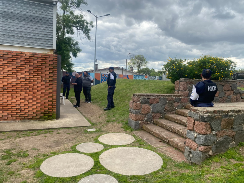 La Policía participa en encuentro vecinal por Más Barrio en Cerro Norte Efectivos apostados a la entrada de la plaza