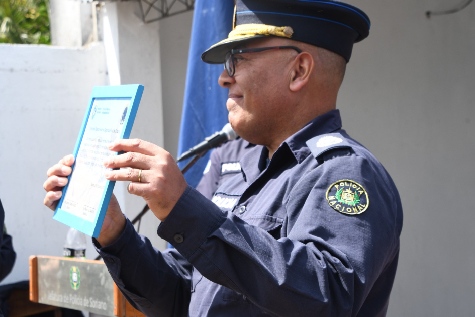 Reconocimiento durante la inauguración Jefe de Policía de Soriano exhibe un reconocimiento enmarcado durante la ceremonia.
